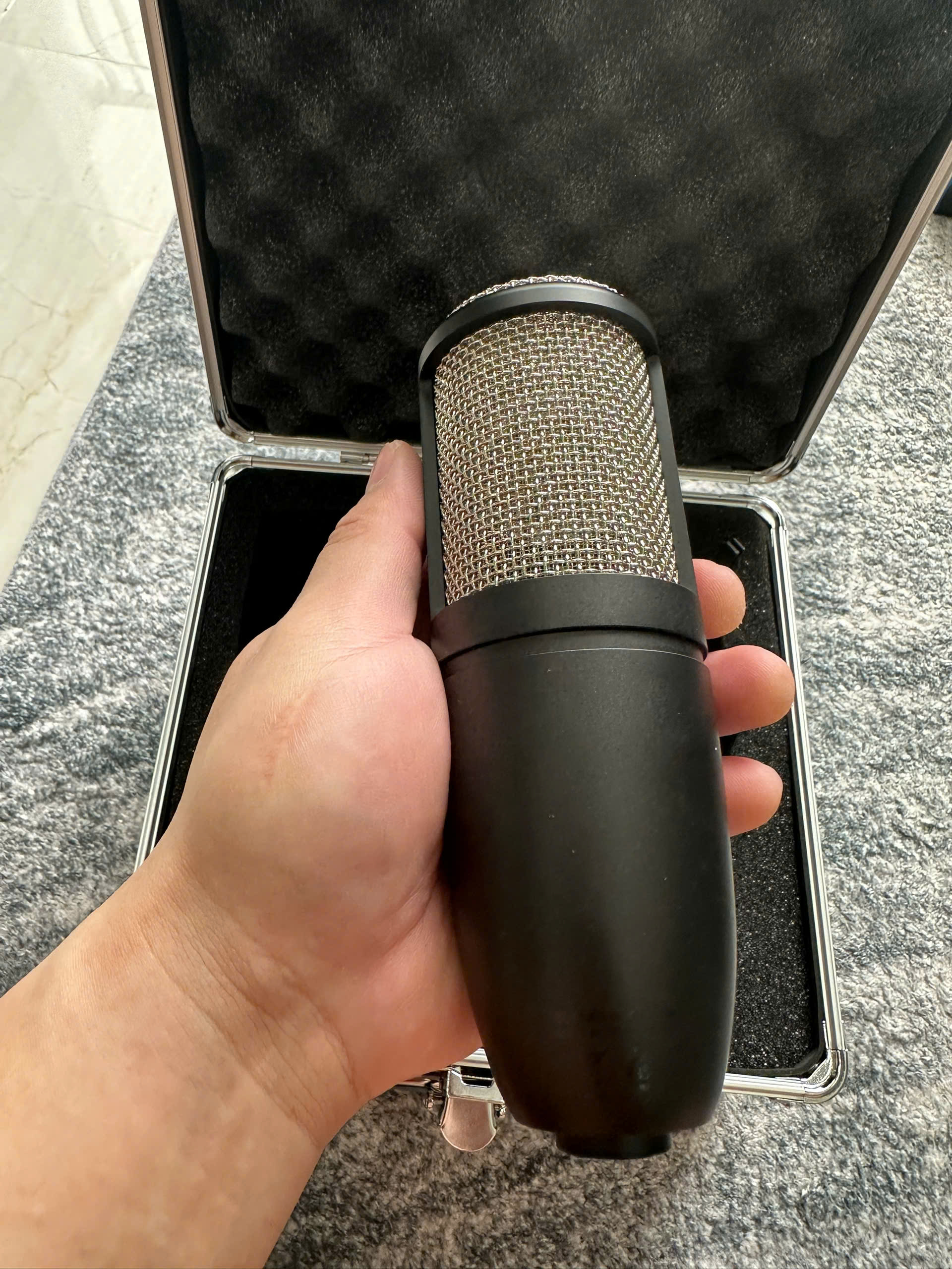 AKG P220
